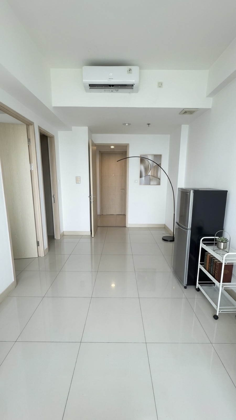 Entry hall with air conditioning, fridge and storage trolley